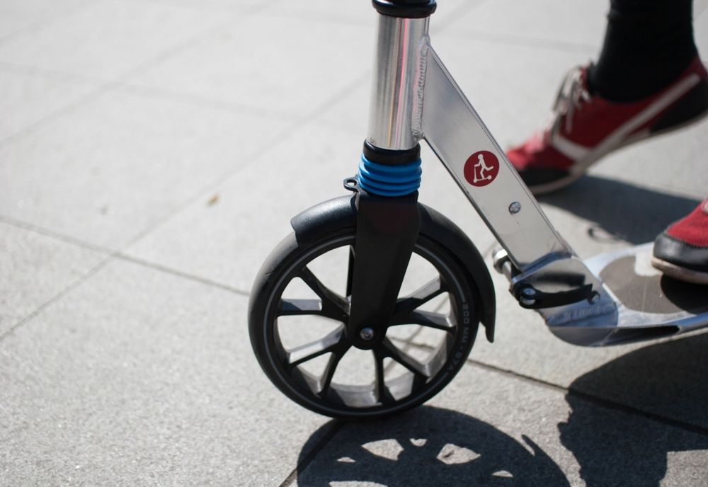 RCA obligatoriu pentru trotinete și biciclete electrice. Legea a intrat în vigoare, cât costă o astfel de asigurare