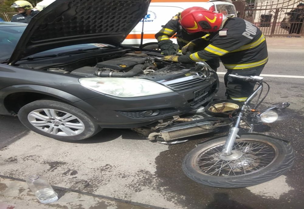 Motociclist prins sub un autoturism în Târgu Neamț
