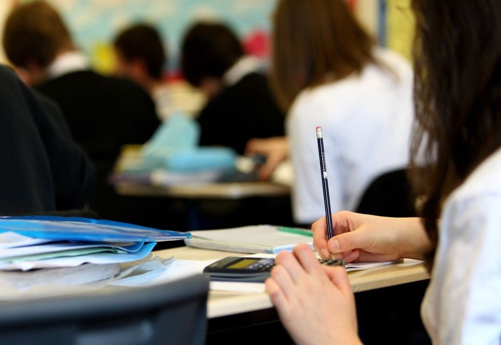 Vești bune pentru elevi! Ministerul Educaţiei a virat banii pentru bursele şcolare, pe septembrie şi octombrie