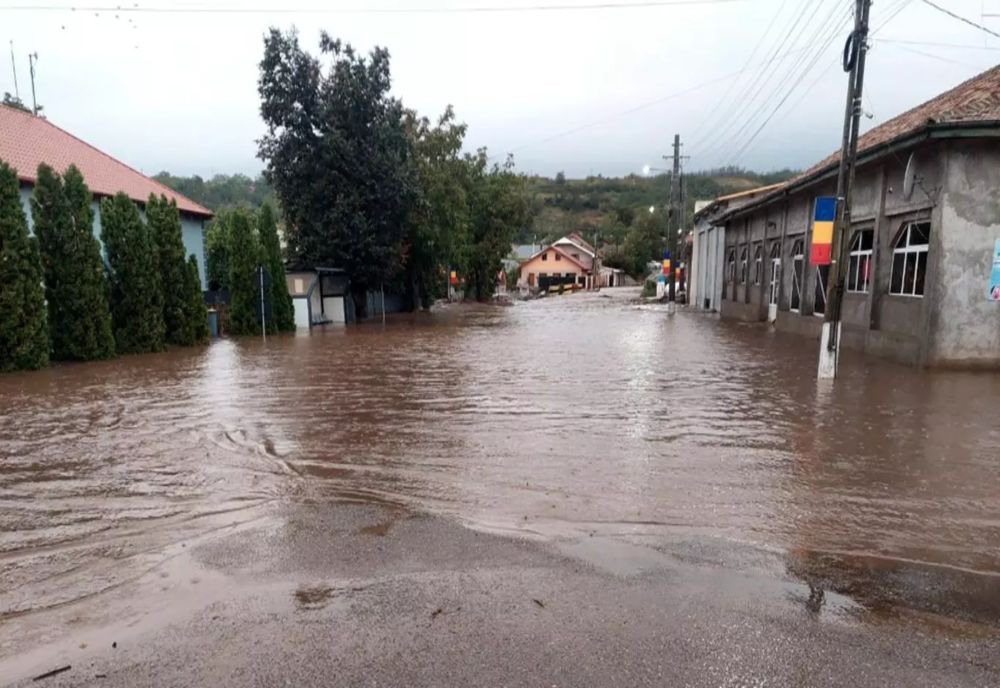 CURSURI SUSPENDATE ÎN 98 DE ȘCOLI DIN 23 DE LOCALITĂȚI DIN CAUZA VREMII EXTREME 