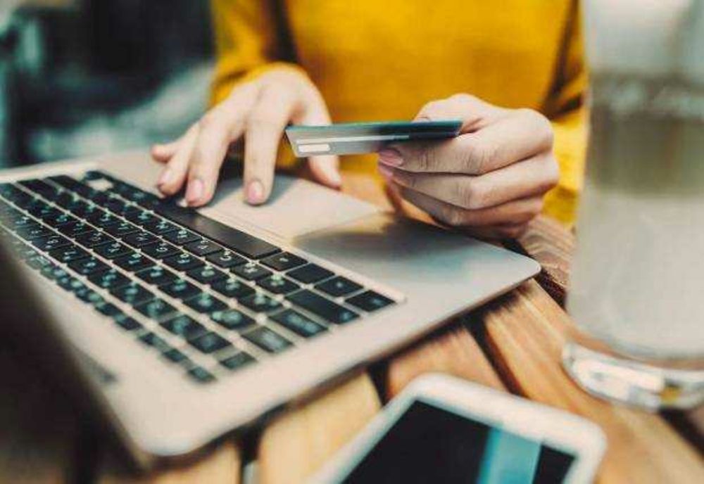 Goana după cadouri vine cu riscuri online