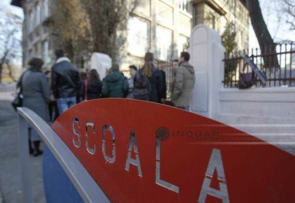 ELEVII REVIN LA CURSURI DUPĂ VACANȚA DE IARNĂ. EMOȚII PENTRU CEI DE CLASA a XII-a