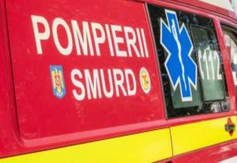 ACCIDENT RUTIER ÎN BISTRICIOARA. UN MICROBUZ CU ȘASE PERSOANE S-A RĂSTURNAT DUPĂ CE A LOVIT UN CAP DE POD 