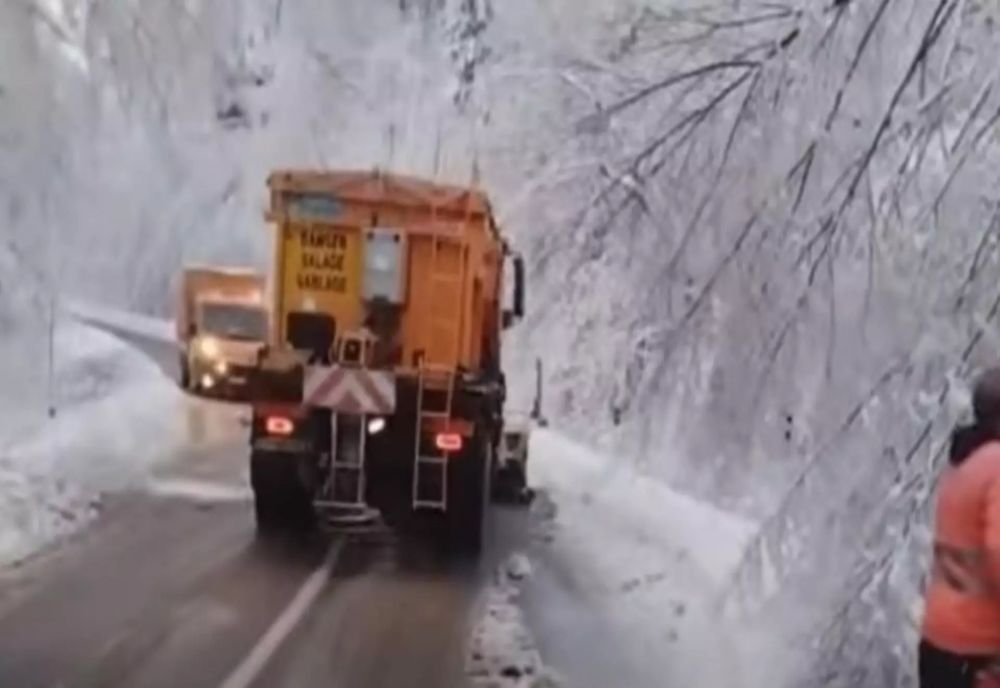 Iarna a pus stăpânire pe România. Drumuri înzăpezite și risc major de avalanșă la munte VIDEO