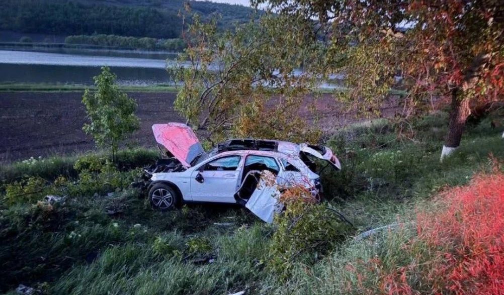 Accident mortal. Un tânăr de 21 de ani și-a pierdut viața după ce mașina s-a izbit violent de un copac
