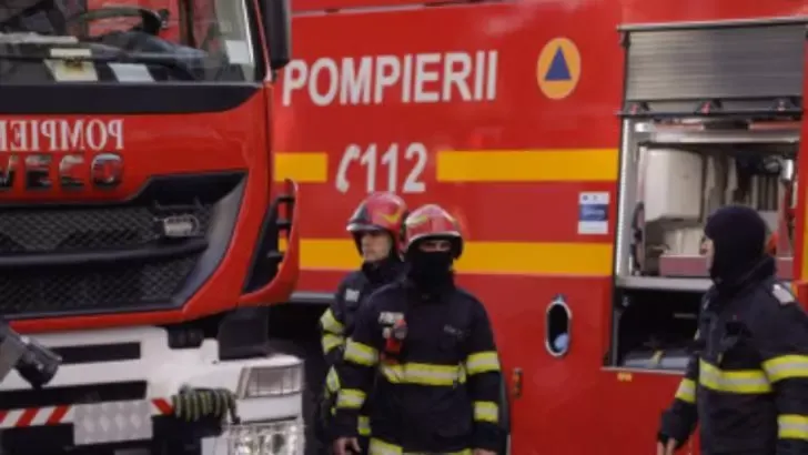 Alertă în Piatra-Neamț, după ce s-a simțit miros de gaz în fața unui bloc. Pompierii au detectat emanații într-un canal