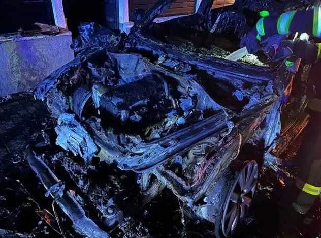 Mașină incendiată intenționat în județul Neamț. O femeie de 85 de ani a ajuns la spital după un atac de panică