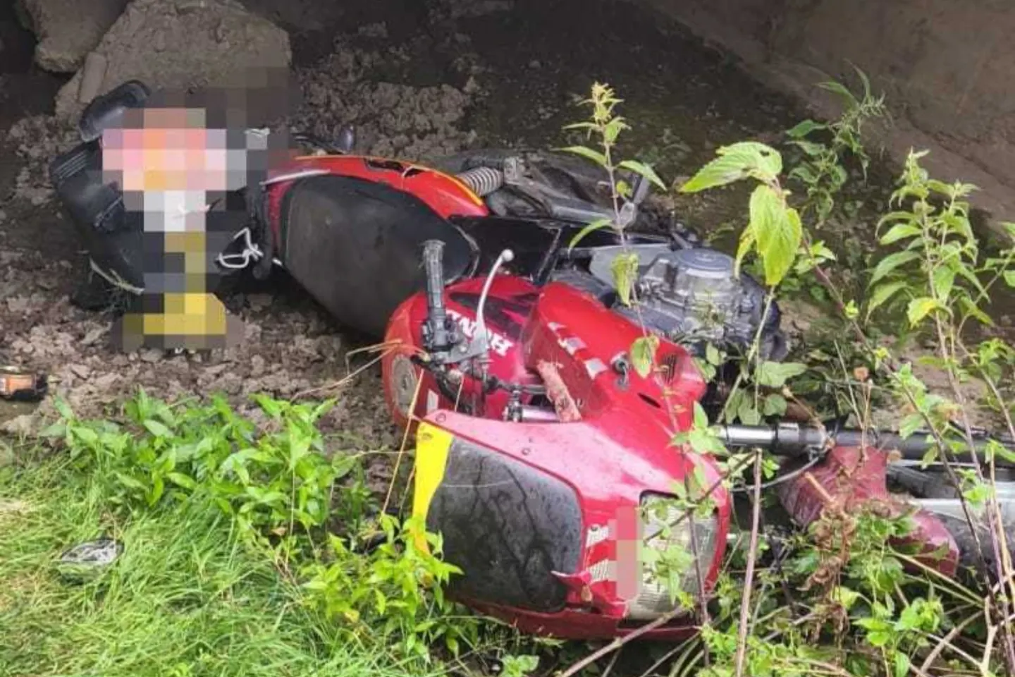 Descoperire tragică în Neamț. Un bărbat de 46 de ani a fost găsit fără viață sub un pod, prins sub un scuter