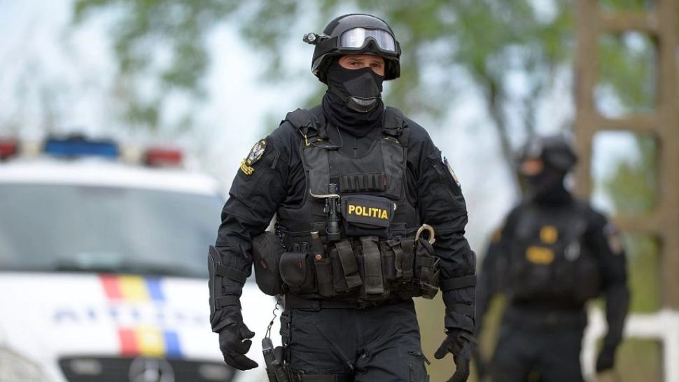 Cocaină ascunsă în bidonul de ulei! Rețea de traficanți destructurată la o vulcanizare din Iași. 5 persoane arestate