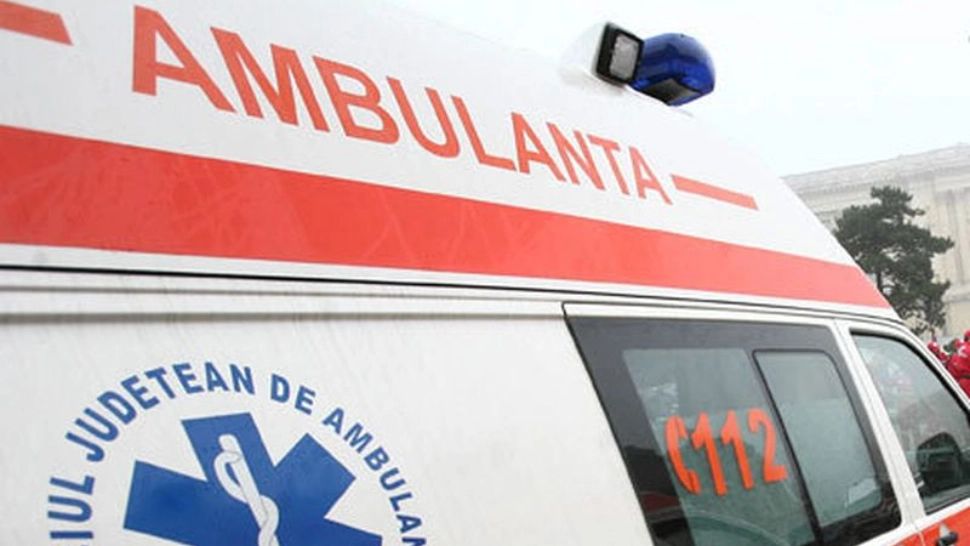 Bărbat în stare critică după o cădere de la etajul patru