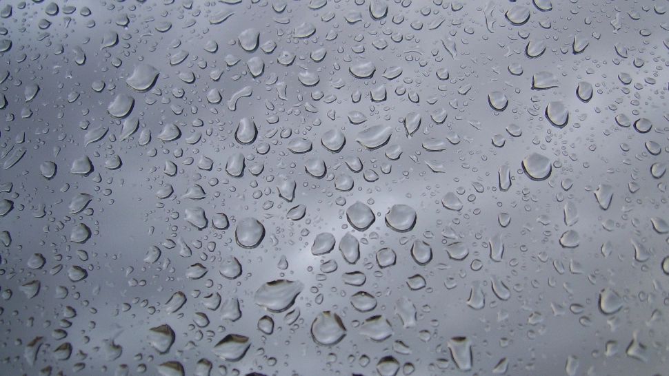 Cod galben de vânt în mai multe regiuni ale țării. Meteorologii anunță instabilitate atmosferică și ploi însemnate