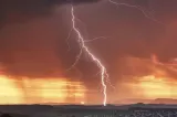 ANM: Avertizări nowcasting Cod roșu și portocaliu de averse, vijelii și grindină în mai multe județe