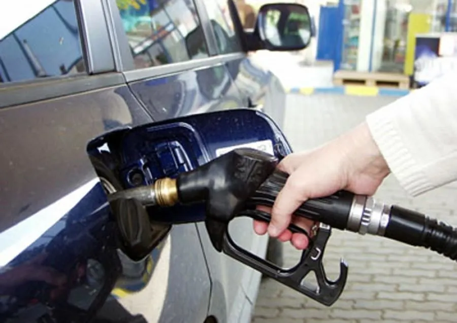 Motorina depășește 10 lei pe litru, Bolojan nu vrea tăieri: scumpirile în lanț aduc românii în pragul sărăciei. Scenariu îngrijorător: carburanți pe cartelă
