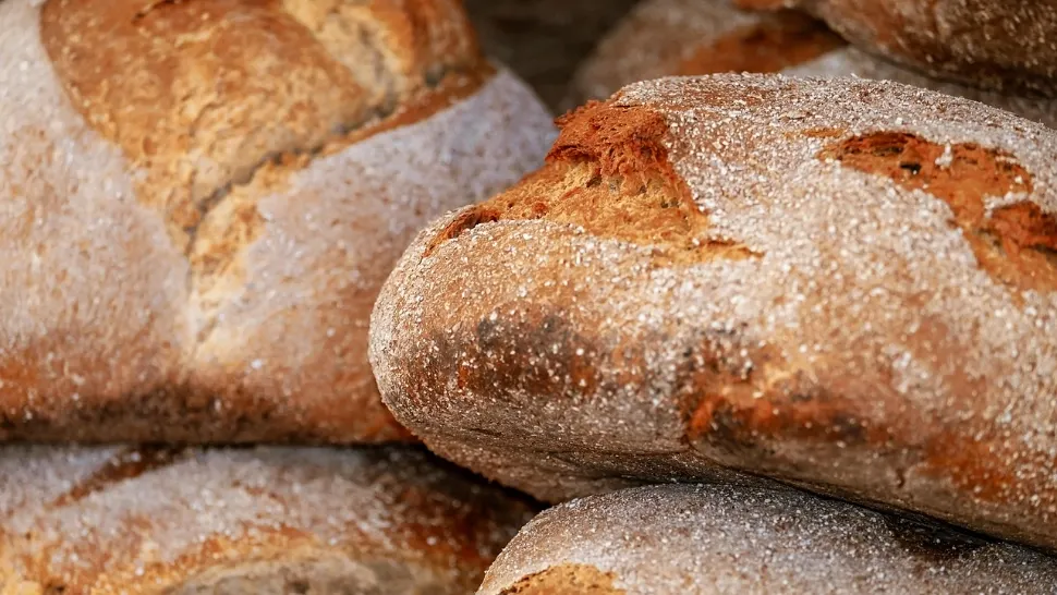 Alertă alimentară: pâine retrasă din magazine după ce au fost găsite bucăți de plastic