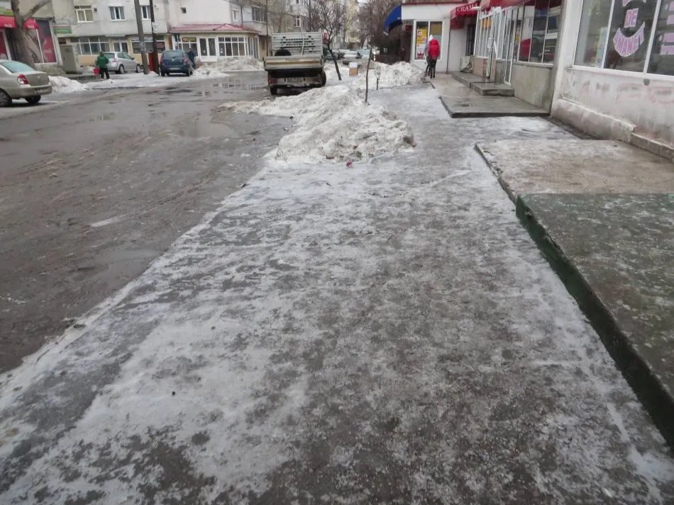 atentie pietoni trotuare patinoare