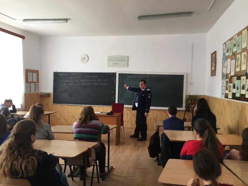 Dirigenţie-cu-poliţişti-la-catedră