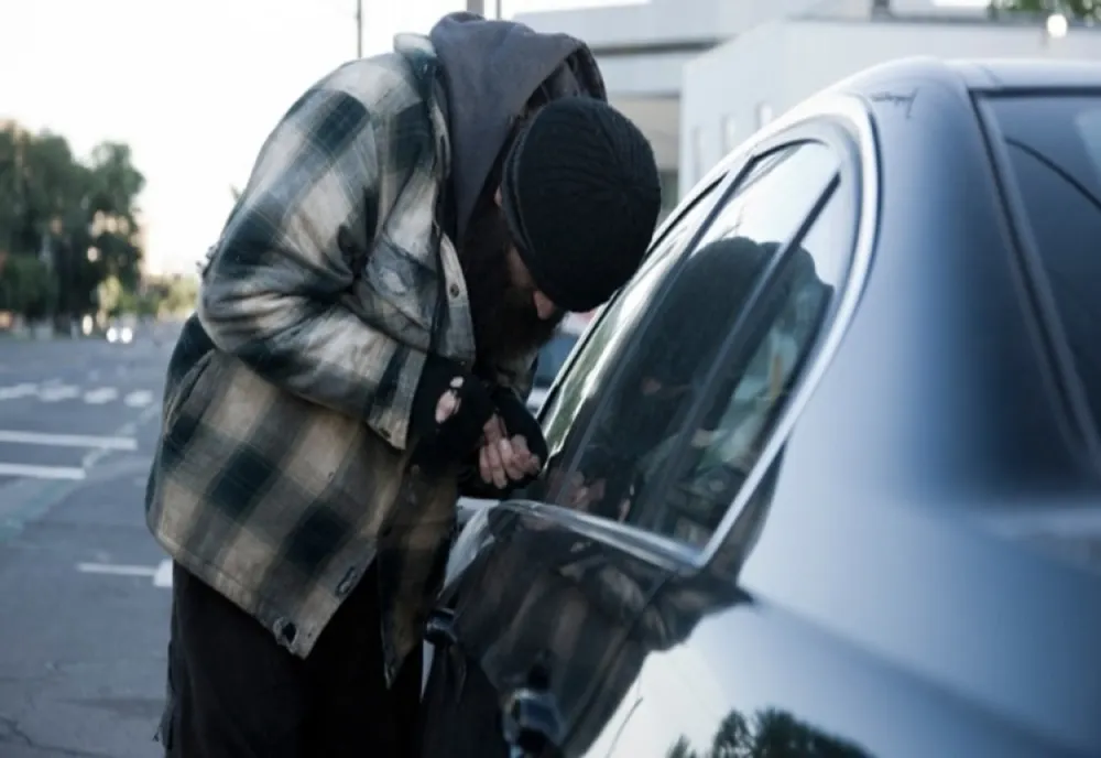 A furat dintr-o mașină un radio-casetofon şi un acumulator auto, iar acum stă la închisoare un an jumătate