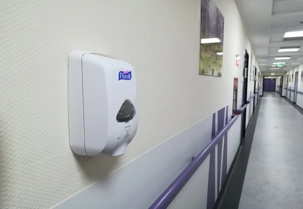 „Preșuri” cu soluţii de dezinfectare pentru încălţăminte și dozatoare cu dezinfectant, în școlile din Roman