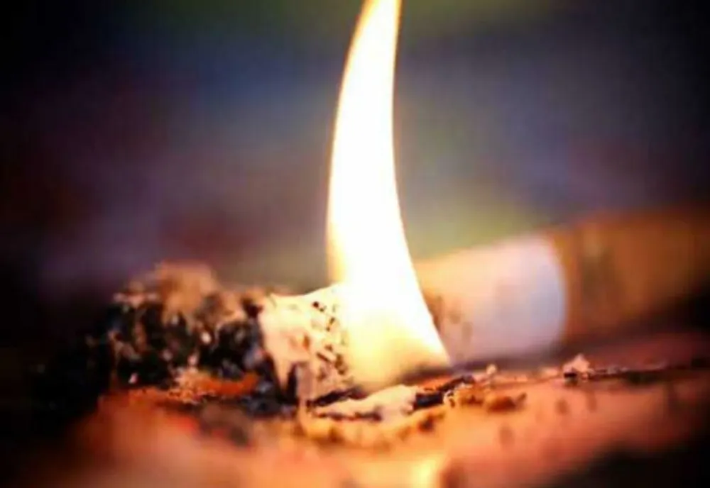 Incendiu în Roman pornit de la o țigară