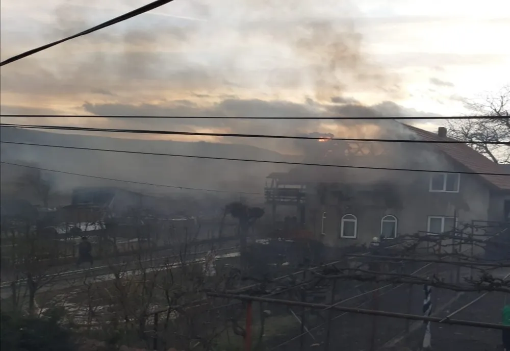 Incendiu violent la o locuință din Țibucani (FOTO)