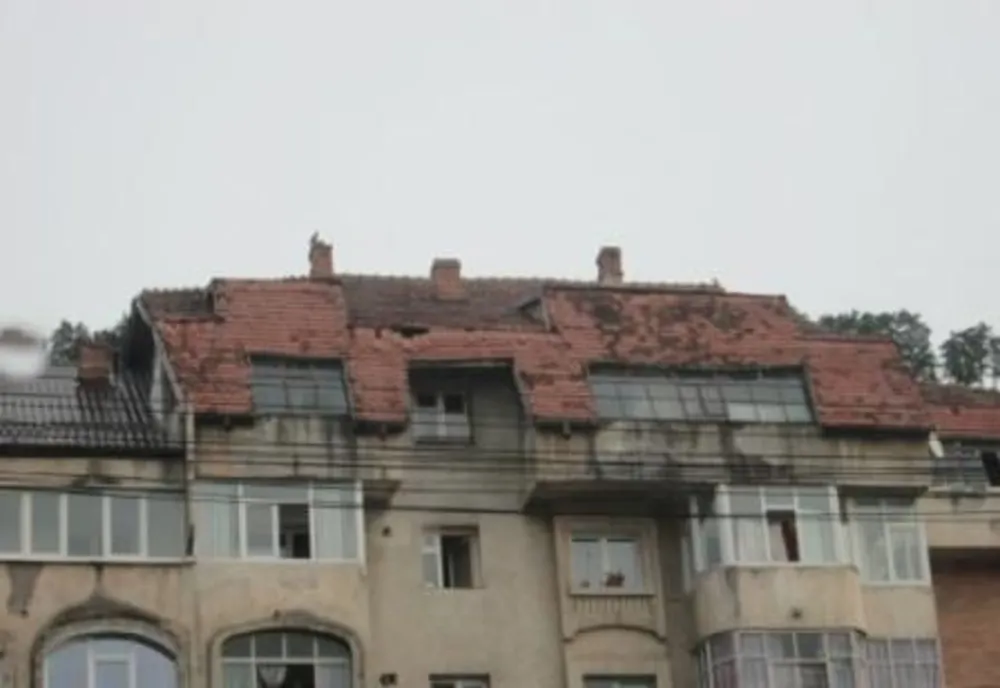 Clădiri care prezintă pericol în Piatra-Neamț. Asociațiile de proprietari, somate să repare fațadele sau acoperișurile (FOTO)