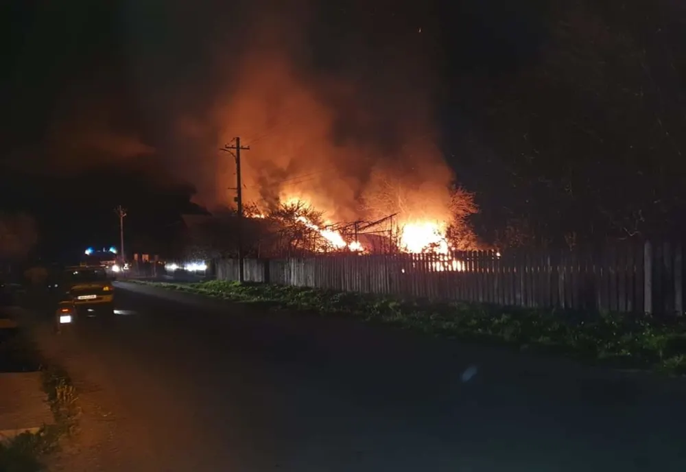 Incendiu puternic în Neamț. Proprietara a suferit atac de panică (FOTO)