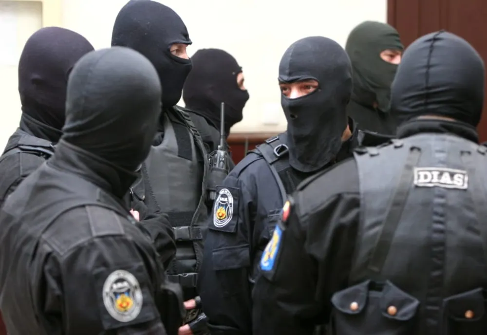 Scandal în Roznov. Au intervenit mascații