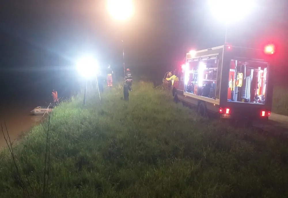 Bărbat căzut în Siret, căutat de pompieri (FOTO)