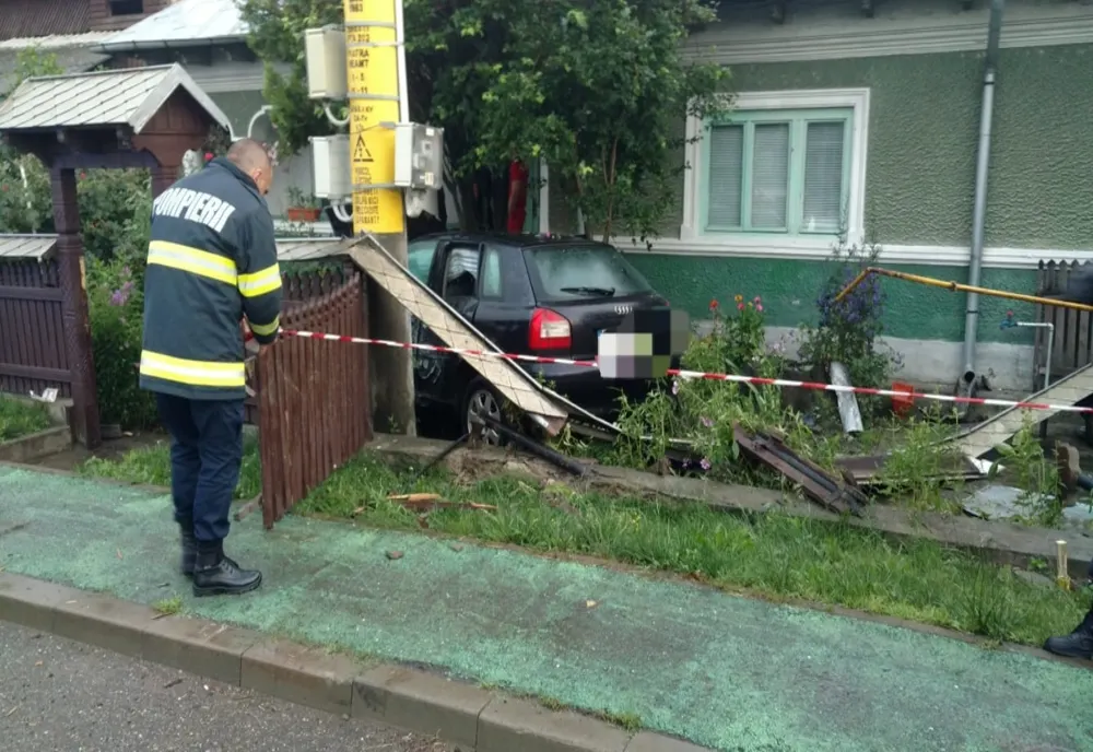 Un șofer a intrat cu autoturismul într-o țeavă de gaz