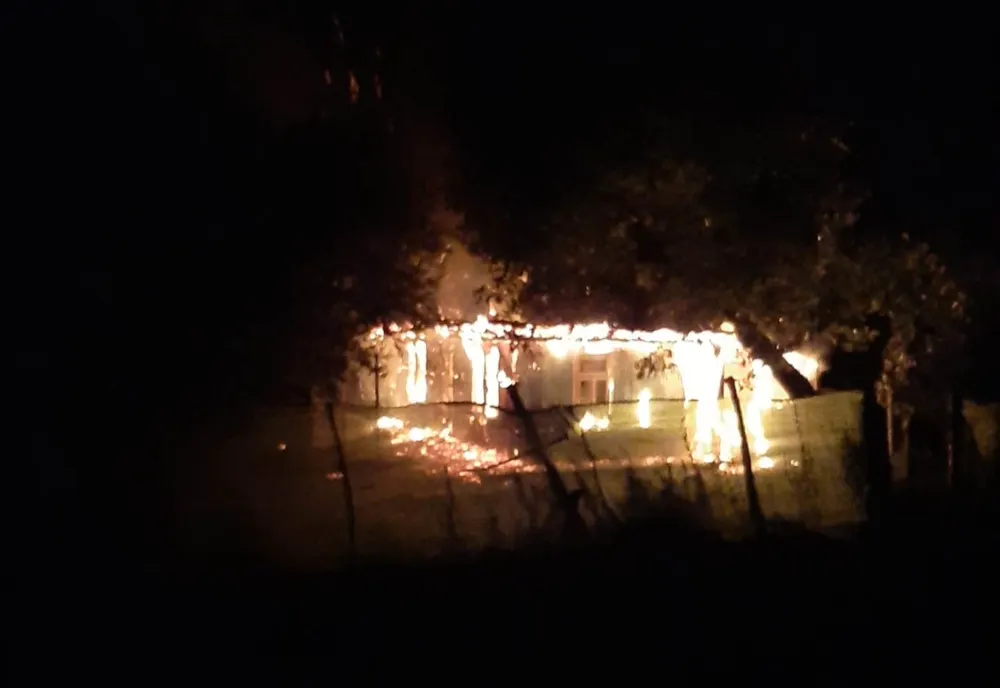 Casă mistuită de flăcări! Incendiul a fost pus intenționat