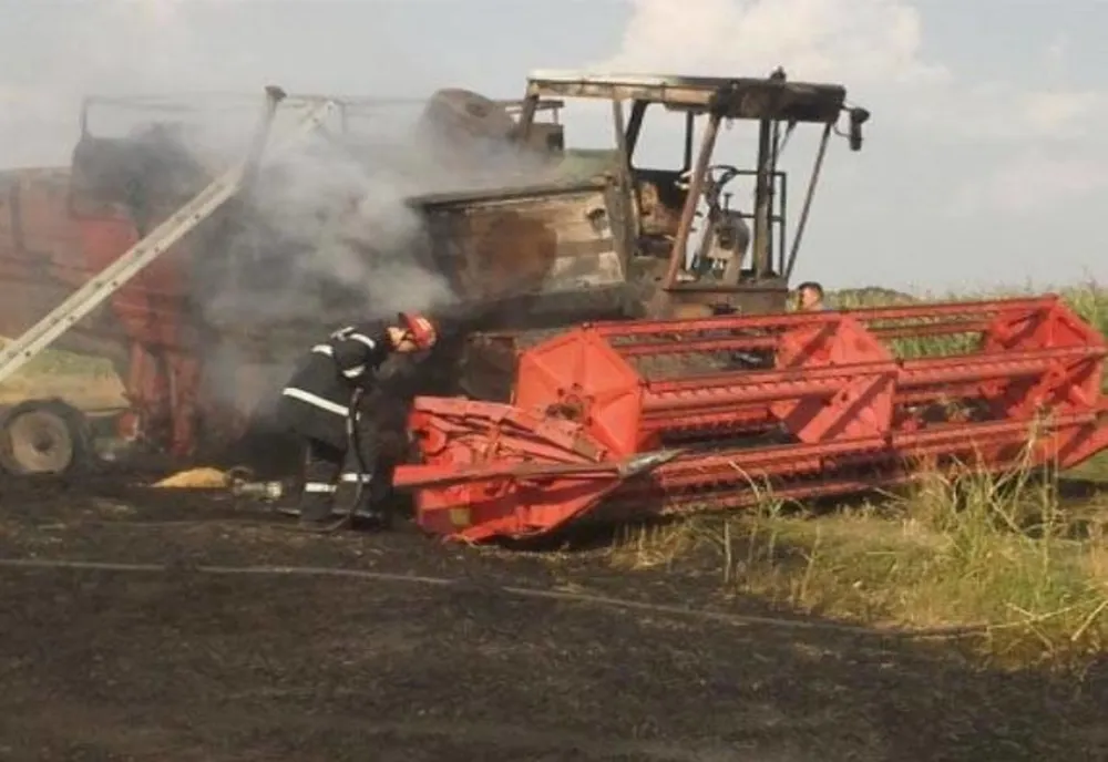O combină a luat foc în lanul de grâu
