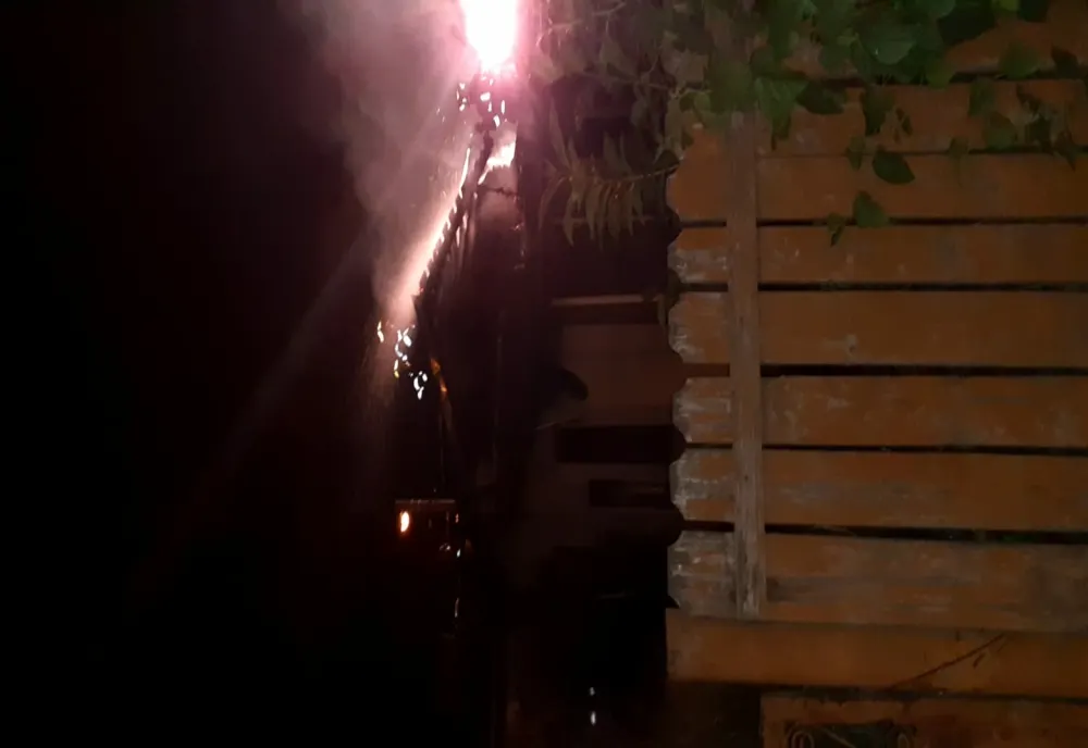 Incendiu la o lucuință dezafectată în Roman! Înăuntru locuiau persoane fără adăpost