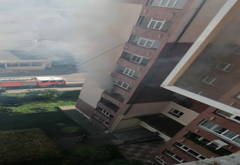 ULTIMĂ ORĂ: incendiu la un apartament din Piatra-Neamț (FOTO)