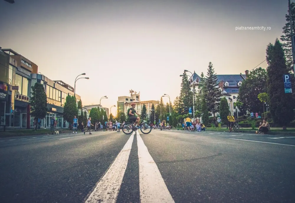 Piața Ștefan cel Mare din Piatra-Neamț, zonă de promenadă în fiecare weekend