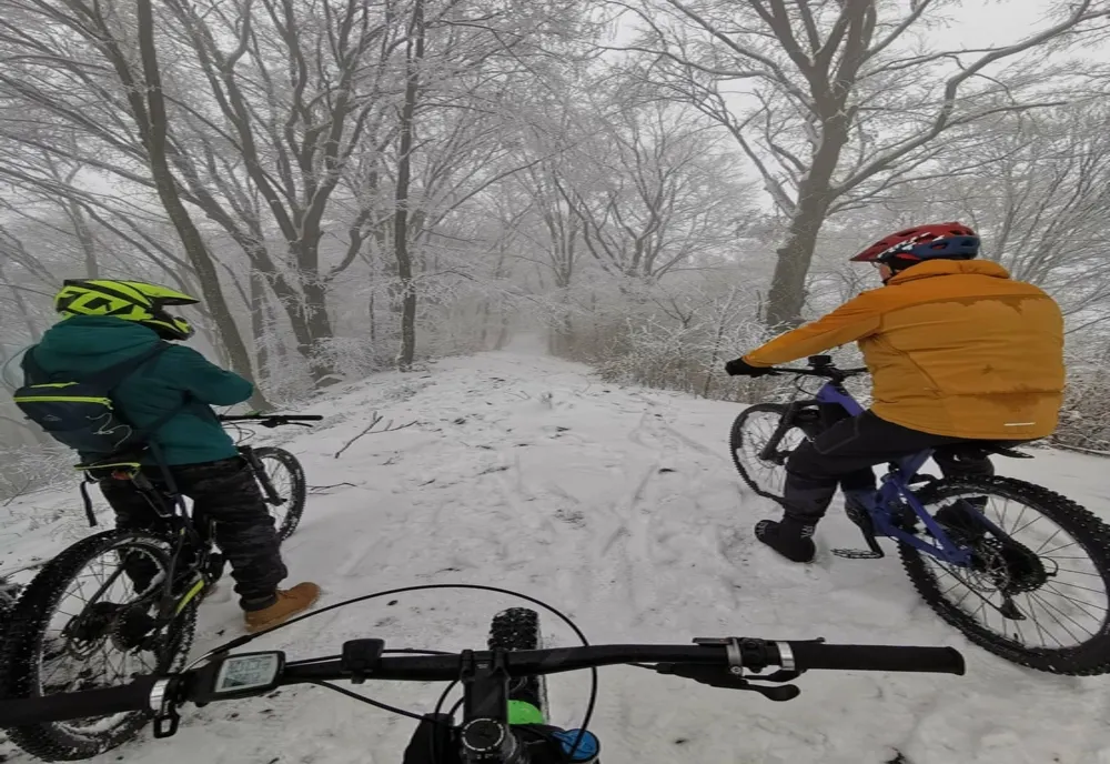 Facilități pentru practicanții de downhill și Mountain Bike