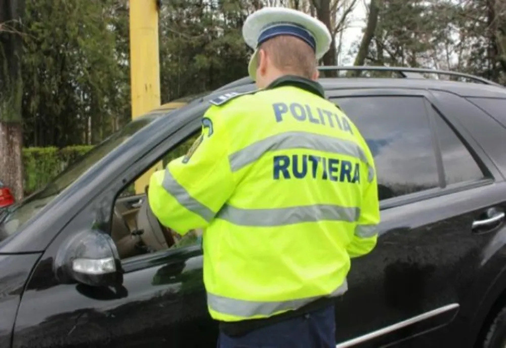 Prins fără permis la volanul unui autoturism radiat