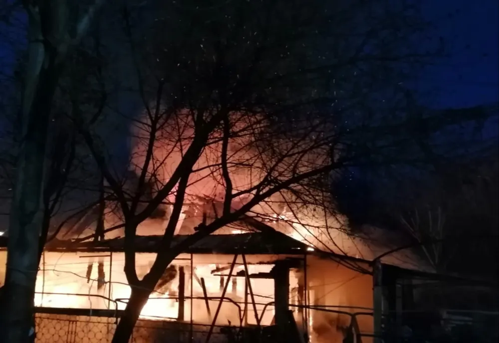 Gospodărie făcută scrum în Cordun! Proprietarul a suferit atac de panică (FOTO)