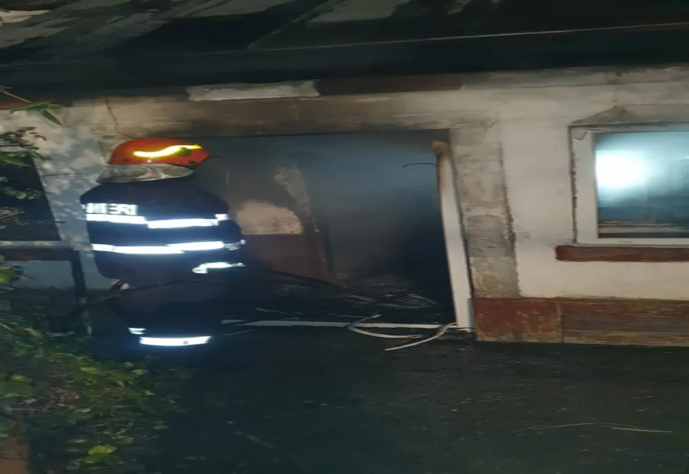 O femeie a murit într-un incendiu pornit de la o lumânare (FOTO)