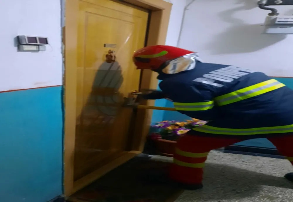 Un bărbat de 71 de ani, găsit căzut în casă de pompierii nemțeni