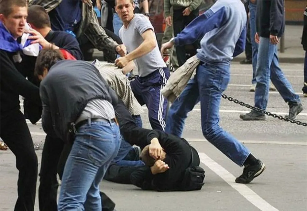Bătaie ca-n Vestul Sălbatic pe o stradă din Vânători Neamț! Opt persoane în arest