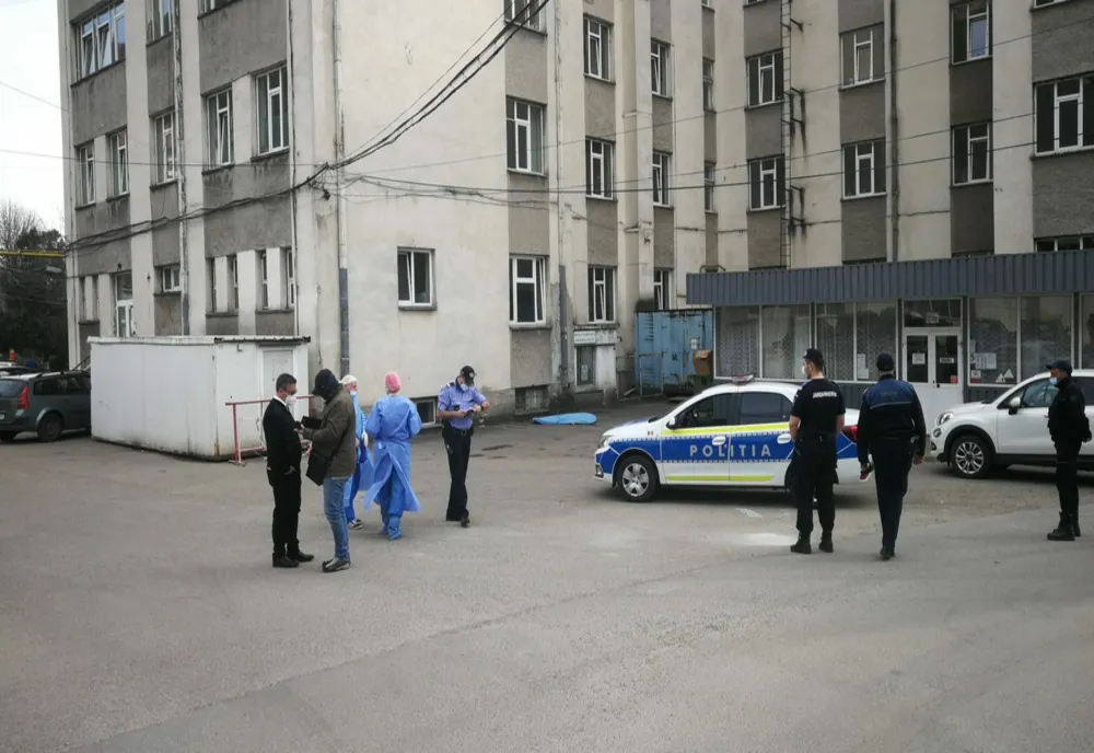 Un pacient bolnav de COVID a murit după ce a sărit de la etajul 3 al spitalului din Piatra Neamț