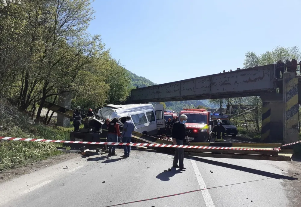 Accident rutier în comuna Tarcau: un limitator a căzut peste un microbuz
