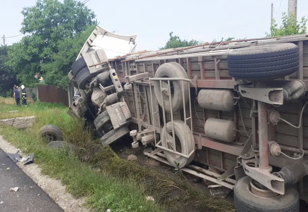TIR răsturnat în localitatea Secuienii Noi