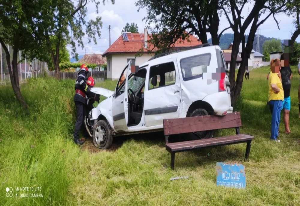Accident în Piatra-Neamț! Șoferul a ajuns la spital