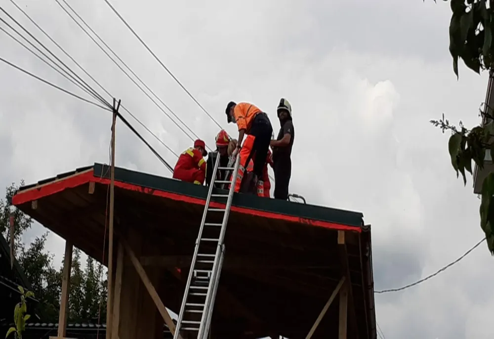 Bărbat în vârstă de 31 de ani, mort după ce s-a electrocutat pe acoperișul casei