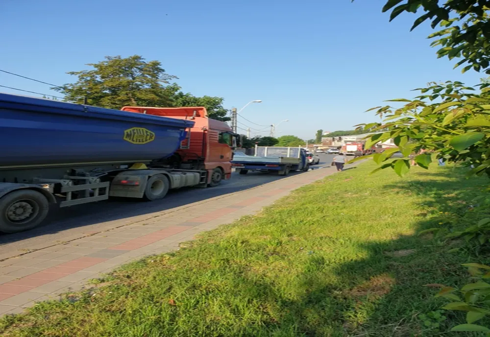 Accident pe o stradă din Roman! Un bărbat a ajuns la spital