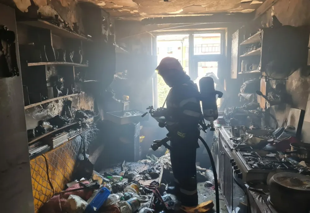 Încendiu în Piatra-Neamț! Un bărbat a suferit arsuri la nivelul capului