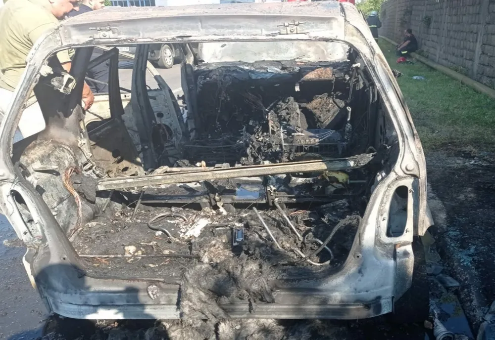 Autoturism mistuit de flăcări în Piatra Neamț