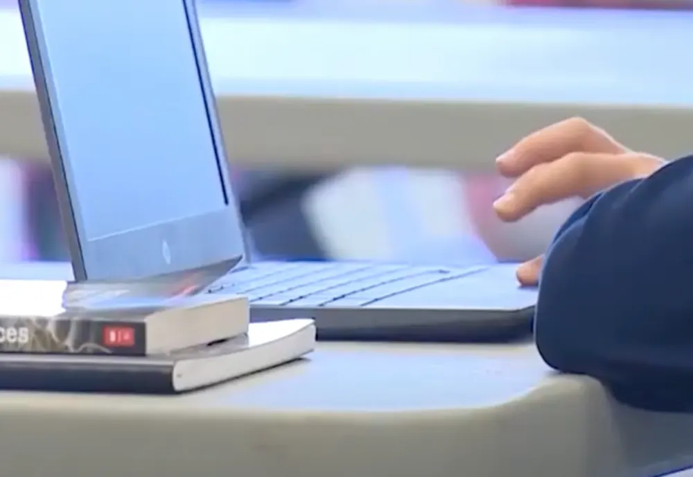 Hotărârea privind închiderea școlilor a fost publicată în Monitorul Oficial la peste 9 ore de la adoptare - Ce haos a produs întârzierea în sistemul de învățământ