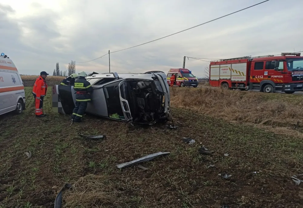 Autoturism răsturnat la Dumbrava 
